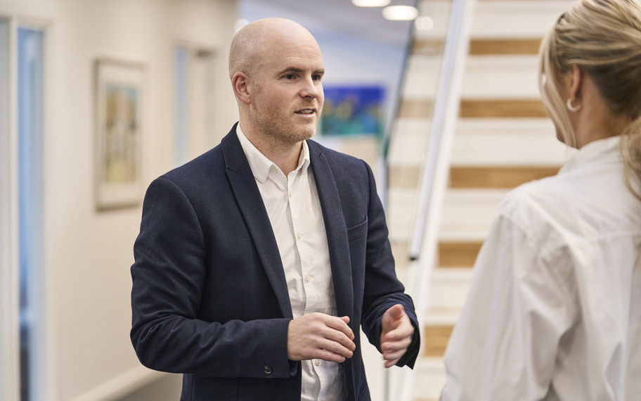 Christian Kjær Rugaard og Jens Højmark går og snakker sammen