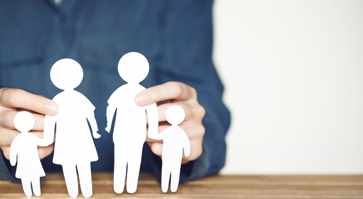 Papirudklip af familie, der bliver revet over som symboliserer skilsmisse