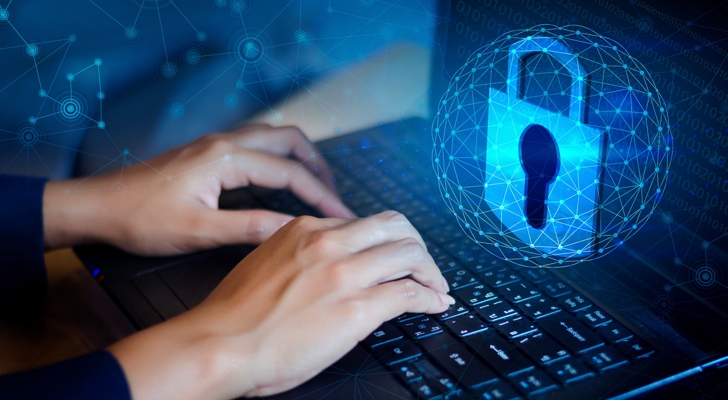 Person taster på tastatur med datasikkerhed hængende over