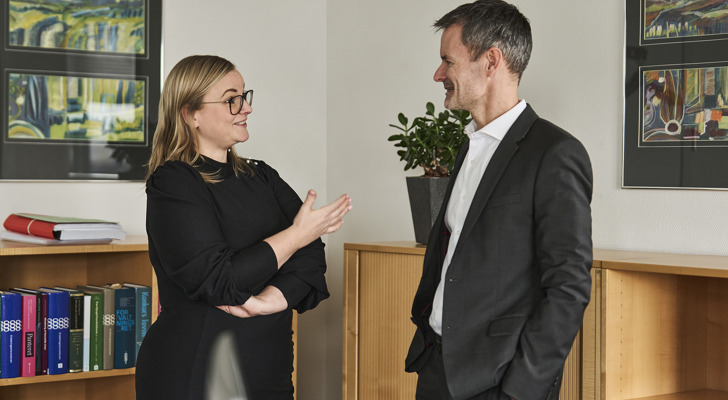 To advokater står og taler sammen