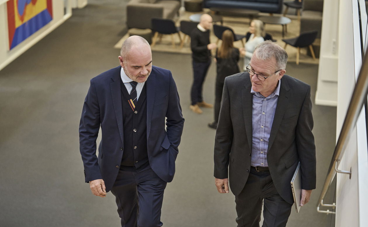 Mads Balsby Wilkens og Per Christensen går på trappe hos HjulmandKaptain