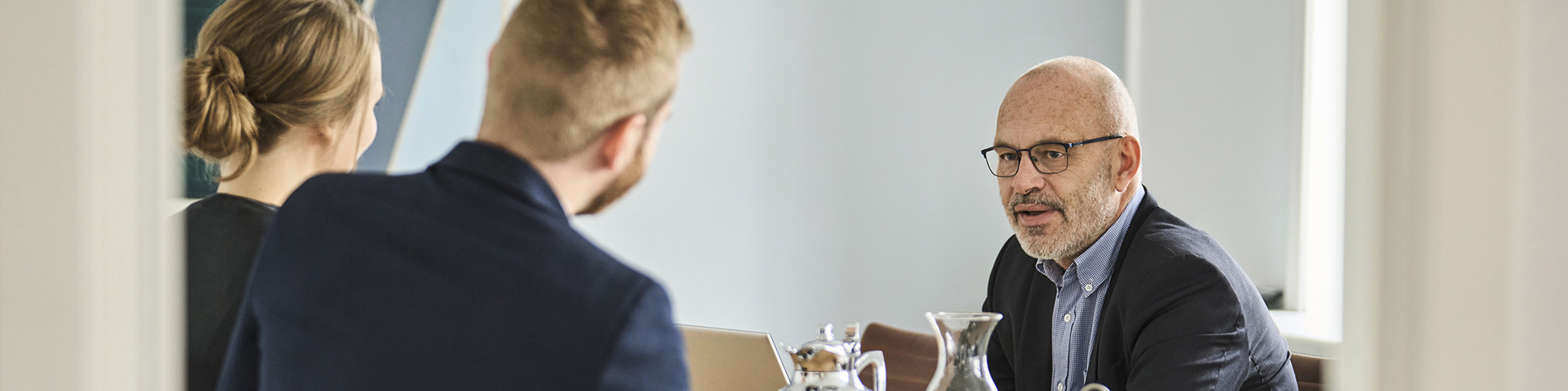 Tre advokater i møde