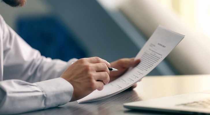Mand gennemgår dokument