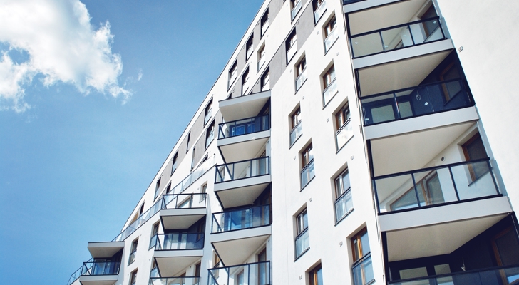 Lejlighedskompleks udefra 