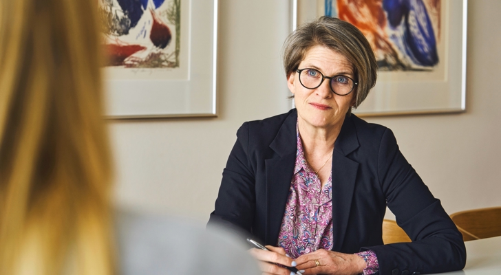 Janne Juul Wandahl giver en gratis vurdering til person