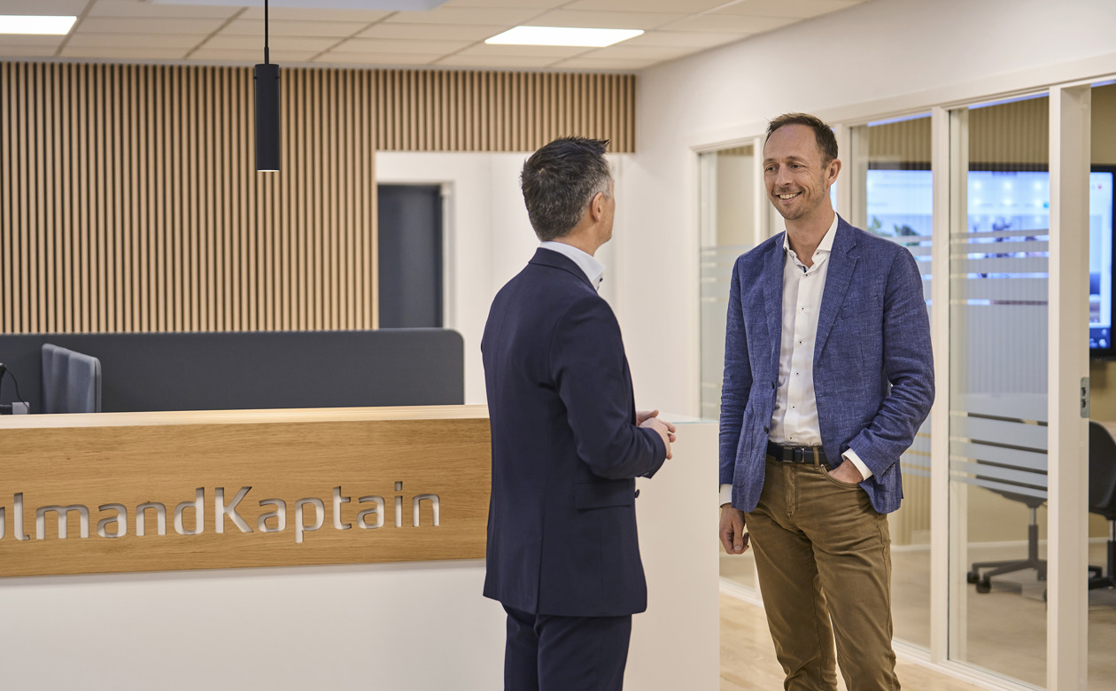 To advokater der taler sammen på kontorgang