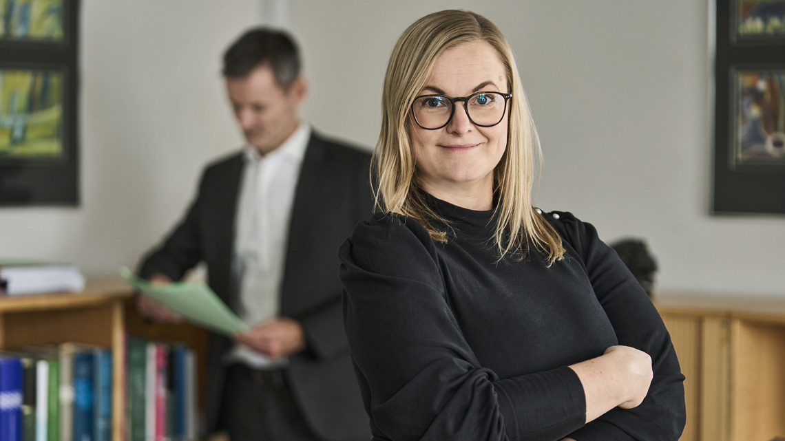 Mathilde Bak i forgrunden og Jakob S. Johnsen i baggrunden, som står og kigger på en sag