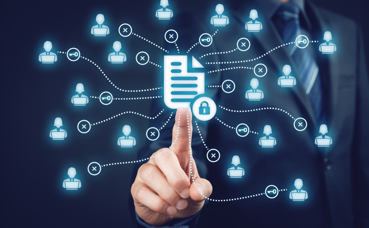 Person trykker på personoplysninger