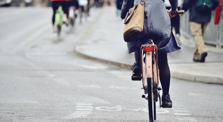 Cyklist på cykelsti