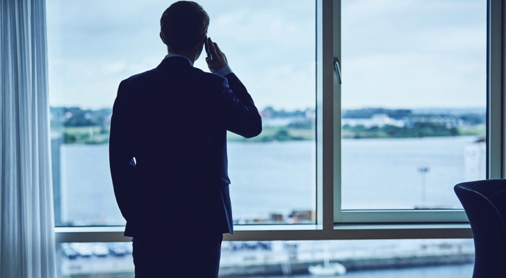 Person taler i telefon og kigger ud af vinduet